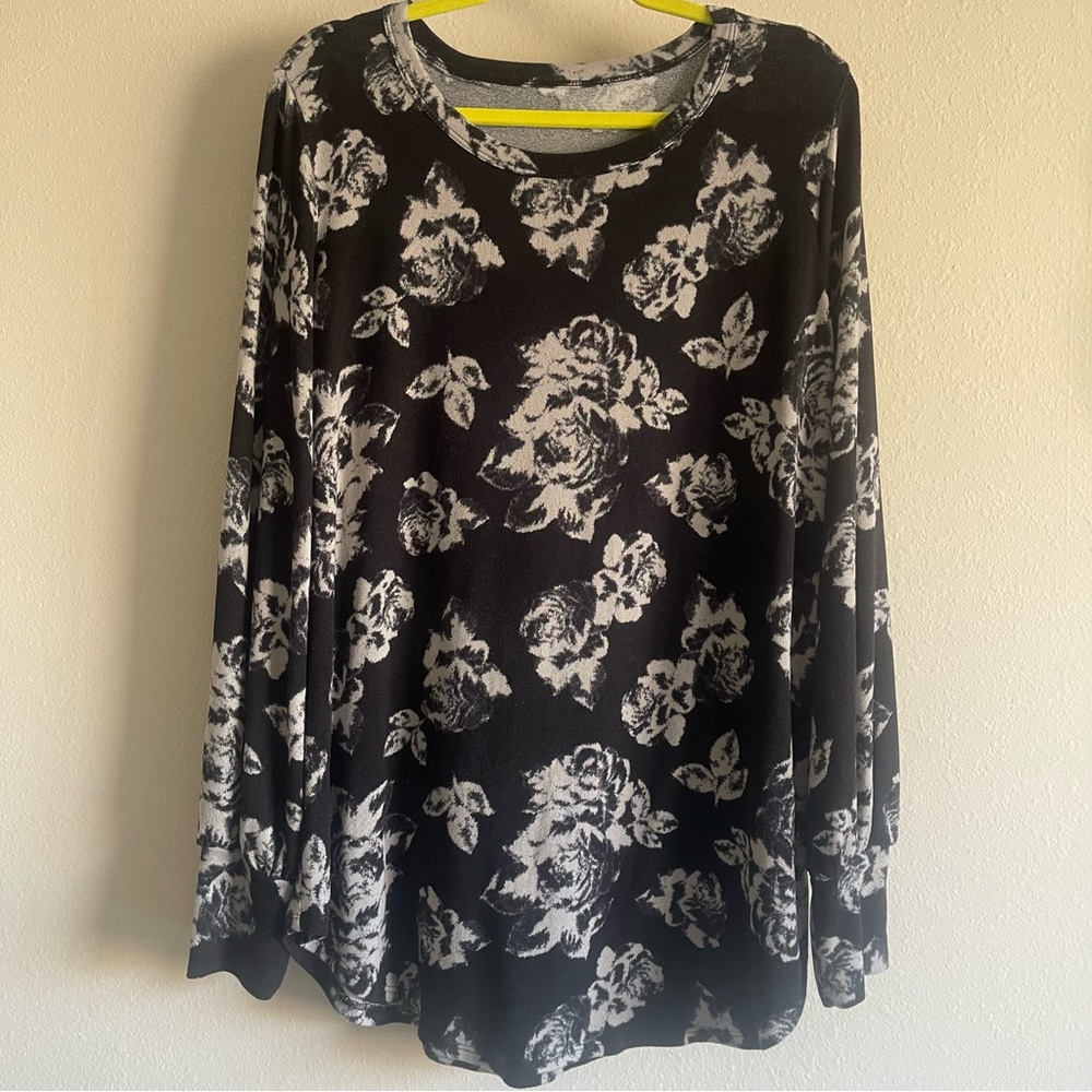 Maurices 24/7 Black and gray lightweight crewneck Floral sweater XL